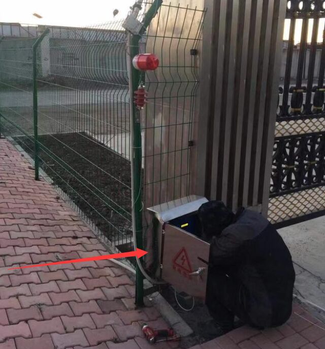 周界報警電子圍欄怎么配防雷器?