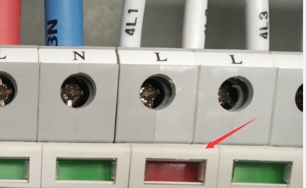 變紅的防雷浪涌保護器 電源防雷器窗口指示變紅需要更換嗎?